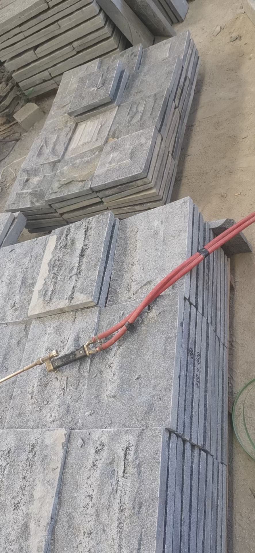 芝麻黑石材自然面背景墻安裝要求